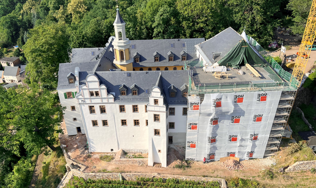 Im Westen und Süden erstrahlen die Fassaden von Schloss Lichtenstein bereits in hellem Weiß. Weitere Fassadenbereiche sind noch hinter Baugerüsten versteckt