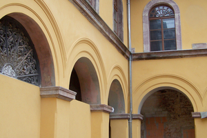  Die farbliche Fassung in gelb-ocker in Kombination mit Porphy-relementen unterstützt den architektonischen Gesamteindruck des Innenhofs 