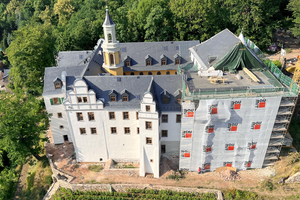  Im Westen und Süden erstrahlen die Fassaden von Schloss Lichtenstein bereits in hellem Weiß. Weitere Fassadenbereiche sind noch hinter Baugerüsten versteckt 