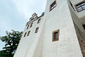  Der Kellenzugputz wurde in historischer Antragstechnik auf Putzflächen aus Trasskalkputz und auf Sanierputzflächen aus-geführt 