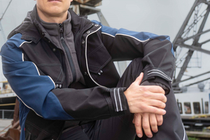  In die gefütterte, membranbasierte und atmungsaktive Wetterjacke von Teamdress kann eine Fleecejacke als Wärmefutter eingezippt werden 
