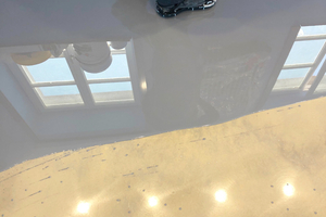  Mit ?Epoxy ST 100? wurde zunächst grundiert und egalisiert, mit ?Epoxy Flex PH? eine Zwei-Farben-Technik ausgeführt und mit ?PUR Top m plus? versiegelt 