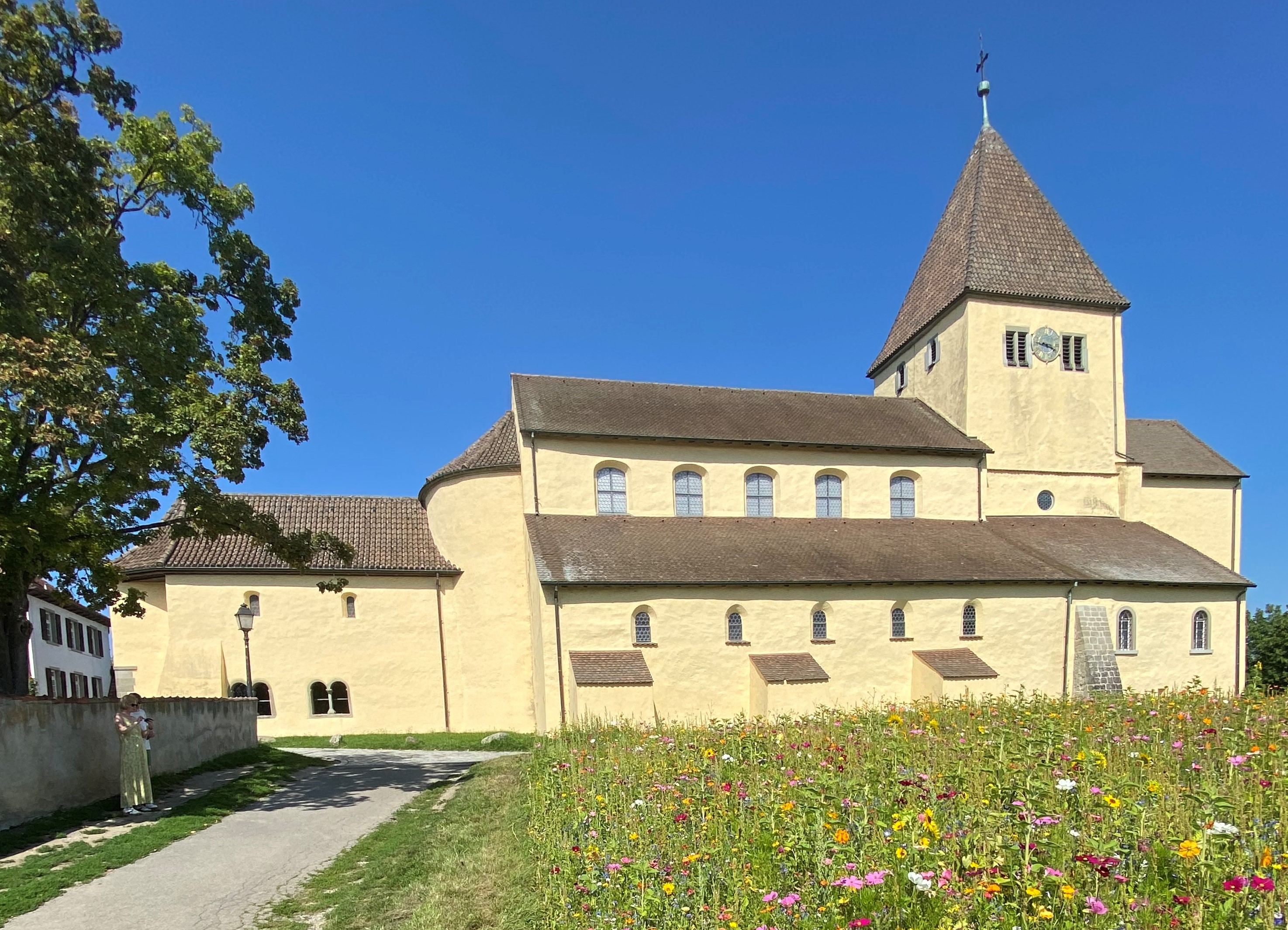 Die katholische Pfarrkirche St. Georg wurde auf der Insel Reichenau in Oberzell Ende des 9. Jahrhunderts errichtet
