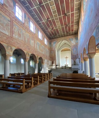 Gut erhaltene romanische Wandmalereien im Landhaus der Kirche