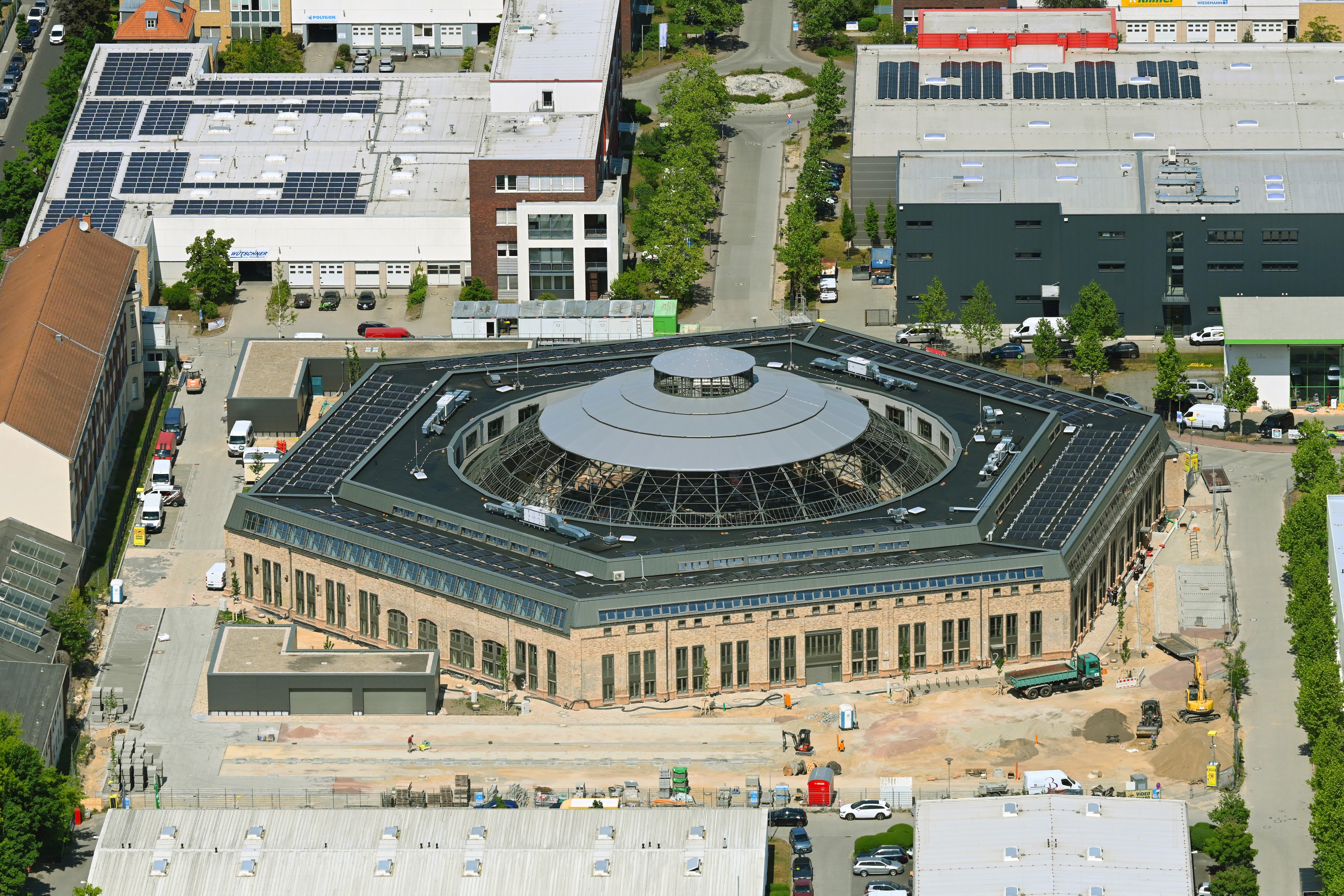Blick auf die zum Büro- und Verwaltungsgebäude umgenutzte Lokomotiv-Montagehalle in Potsdam-Babelsberg