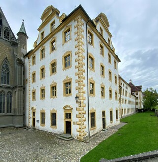 Die Fassaden des Konventsgebäudes sind nach außen hin an den Gebäudeecken mit ockergelb gemalten Bossen und um die Fenster herum mit gelben gemalten Gewänden geschmückt