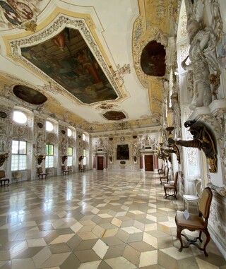 An der Decke im Kaisersaal prangen große von barockem Stuck gerahmte Deckenmalereien