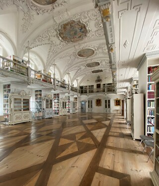 An den Decken der zweigeschossigen Bibliothek befindet sich Stuck im klassizistischen Stil