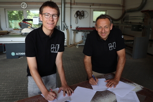  Der Freiwillige Ben Hustert (l.) und Karsten Hoffmann, Inhaber der Tischlerei Hoffmann, bei der Vertragsunterzeichnung zum FhJ &nbsp;  