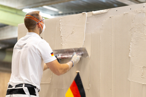  Franz Lehnert bereitet eine Q4-Oberfläche vor, auf die später das Freestyle kam. Schutzbrille und Maske sind im Wettbewerb vorgeschrieben.  
