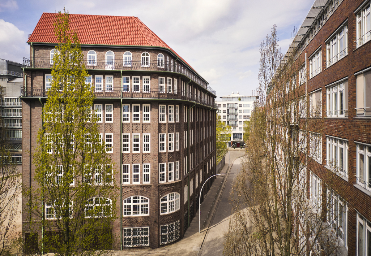 Das Hamburger Kontorhaus Stubbenhuk mit seiner Backsteinfassade im Stil der Neuen Sachlichkeit und des Expressionismus und dem in Absprache mit dem Denkmalschutz wieder hergestellten Walmdach