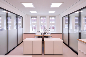  Arbeitsplatz für Uhrmacher mit Linoleum als Fußbodenbelag und mit quadratischen Einbauleuchten in der akustisch wirksamen Lochdecke 