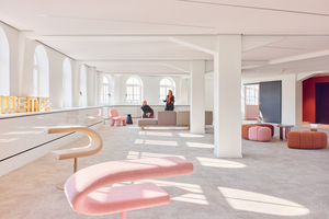  Die Kreativzone im obersten Geschoss mit Teppichboden und den in der abgehängten Decke integrierten Lichtschienen 