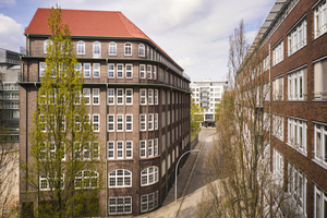  Das Hamburger Kontorhaus Stubbenhuk mit seiner Backsteinfassade im Stil der Neuen Sachlichkeit und des Expressionismus und dem in Absprache mit dem Denkmalschutz wieder hergestellten Walmdach 