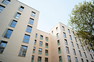  Die Fassaden in Creme und Zartgrün der neuen Wohngebäude in Berlin wurden mit Klinkern und keramischen Belägen besonders wartungsarm und langlebig gestaltet 