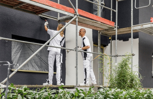 Spritzapplikation intensiver Farbtöne auf WDVS-Fassaden. Dank TSR-Formulierung sind jegliche Farbtöne möglich