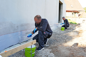  Streifenweise wird der Flüssigkunststoff „Frankosil 1K Plus“ per Rolle aufgebracht 