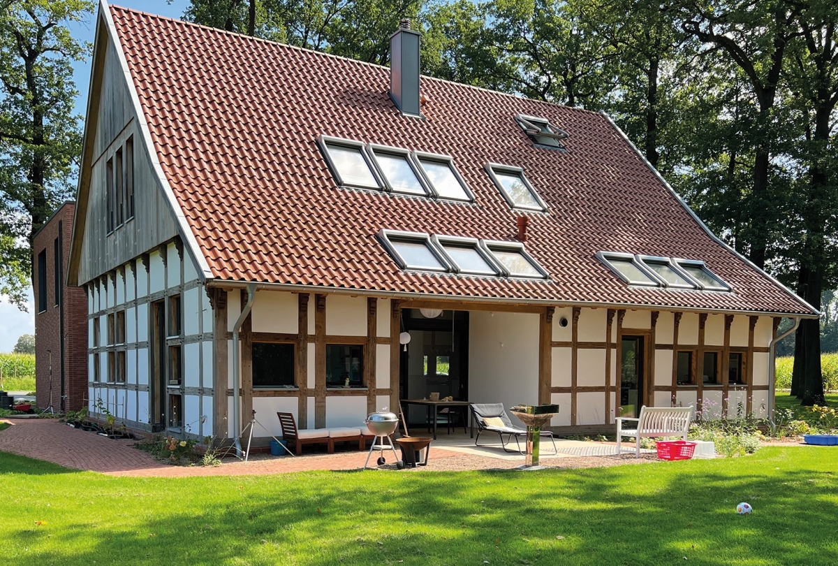 Das Fachwerkhaus vor (links) und nach Abschluss der Sanierungs- und Umbauarbeiten