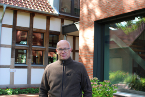  Thomas Wieckhorst, Chefredakteur der bauhandwerk, vor der Hofstelle mit Ziegelanbau in Gütersloh (ab Seite 38) 