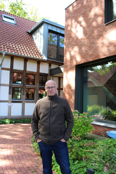 Thomas Wieckhorst, Chefredakteur der bauhandwerk, vor der Hofstelle mit Ziegelanbau in G?tersloh (ab Seite 38)