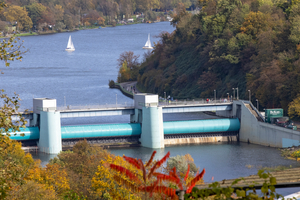 Das Wehr staut die Ruhr auf etwa acht Kilometern Länge zum Baldeneysee. Drei stufenlos zu hebende, je 33 m lange Walzen sind zwischen starken, zum Tal hin bugartig gestalteten, Betonblöcken eingespannt   