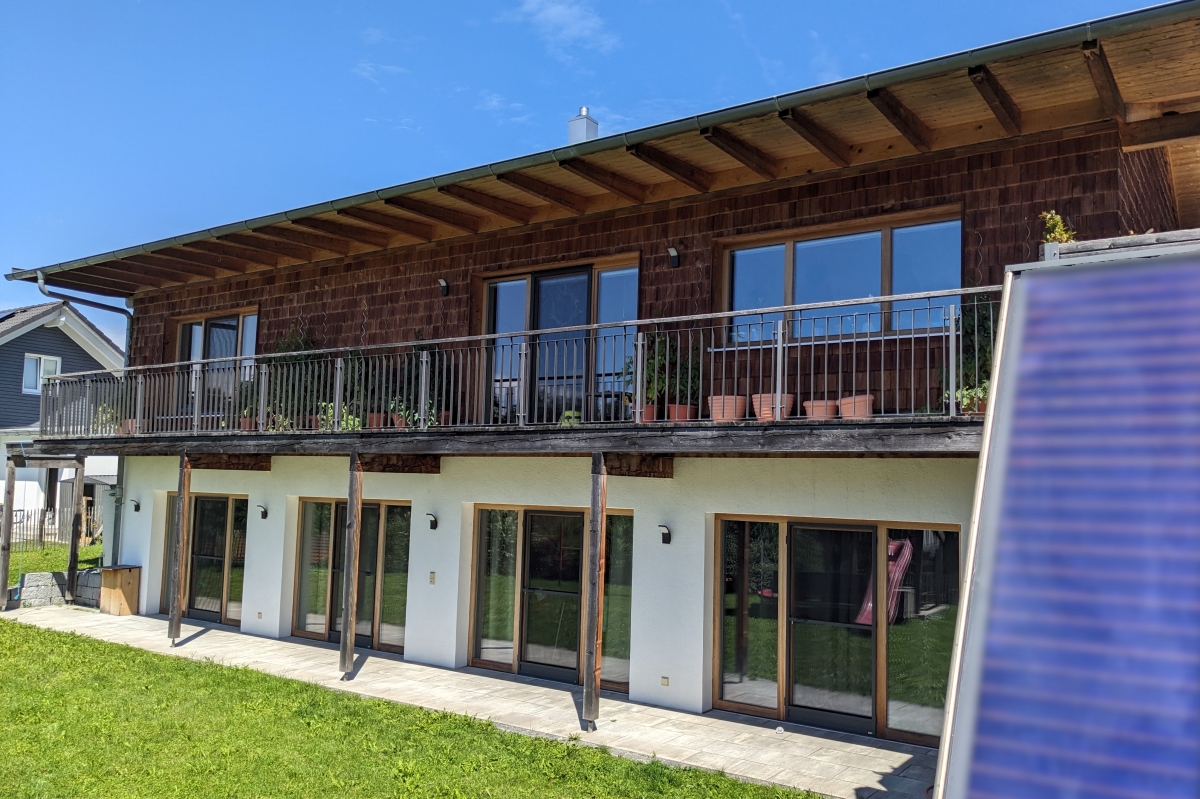 Bei der Haustechnik hat man sich für das Konzept des „Sonnenhauses“ entschieden, bei dem mehr als 50 Prozent des Jahresenergiebedarfs für Heizung und Warmwasser von einer Solarthermieanlage gedeckt werden