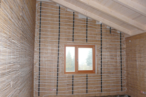  Schilfstuckatur als Putzträger auf Holzschalung, die Wandheizungsrohre sind mit Clipsschienen befestigt 