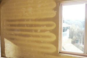  Wird zum Austrocknen der Grundputzschicht die Wandheizung eingeschaltet, zeichnen sich zuerst die Rohrbahnen hell an der Wand ab 