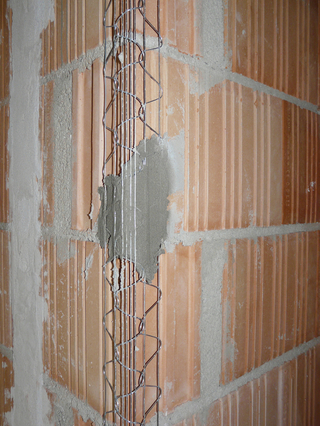 Mit Ansetzmörtel angesetzte Kantenschutzleiste