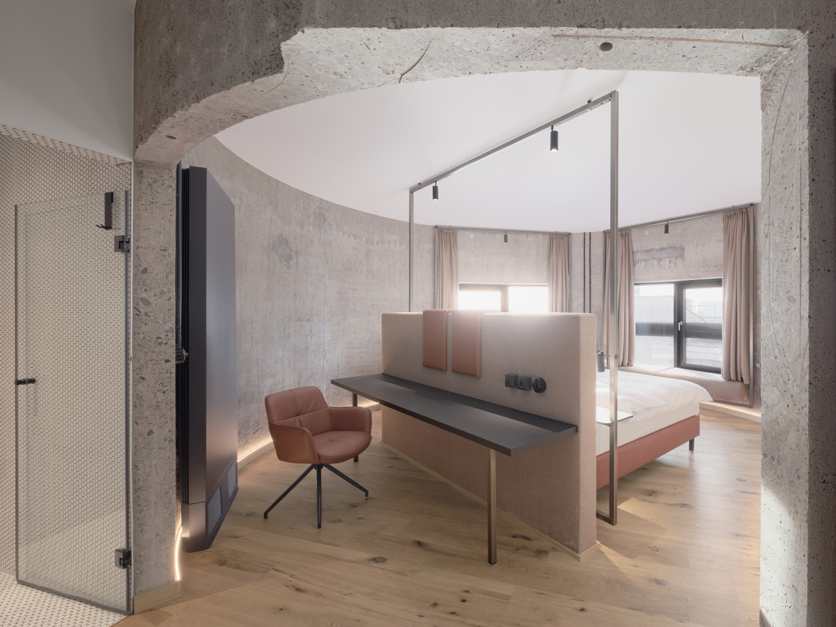 Blick in eines der Hotelzimmer im zehnten Obergeschoss. Hier konnte die Öffnung der Betonröhre des Silos nach innen großzügiger ausgeführt werden
