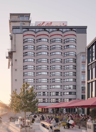 Für die neue Nutzung als Hotel schnitten die Handwerkerinnen und Handwerker Fensterbänder in die Betonröhren des Kellogg’s Getreidesilos hinein