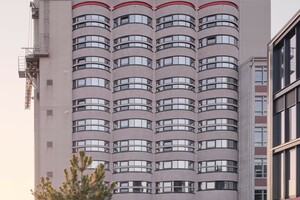  Für die neue Nutzung als Hotel schnitten die Handwerkerinnen und Handwerker Fensterbänder in die Betonröhren des Kellogg’s Getreidesilos hinein 