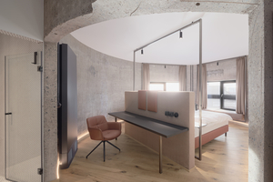  Blick in eines der Hotelzimmer im zehnten Obergeschoss. Hier konnte die Öffnung der Betonröhre des Silos nach innen großzügiger ausgeführt werden 
