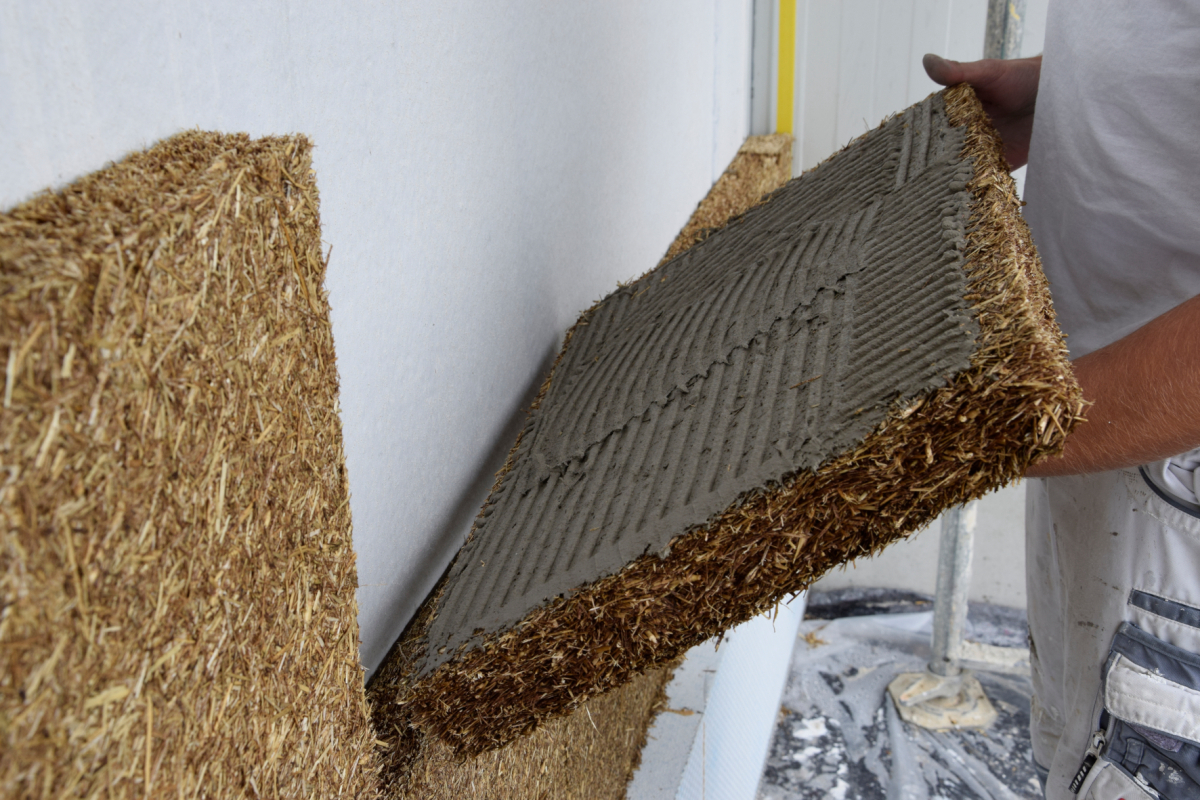 Bei massiven Wänden wird die Verbindung zwischen Innendämmplatte und Untergrund durch vollflächiges Kleben hergestellt