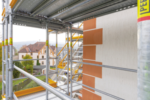  Der integrierte Gerüstknoten am „Easy Stiel” und das metrische „Peri Up”-Systemraster ermöglichen eine hohe Flexibilität, kombiniert mit einer einfachen und sicheren Montage 