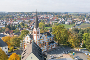  150 Jahre nach ihrem Bau ist die Arzberger Kirche derzeit rundum eingerüstet 