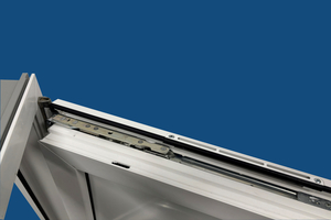  Der „FFLsmart“ von Regel-air ist ein Fensterfalzlüfter, der nicht mehr in der Dichtebene, sondern beschlagsunabhängig im Überschlag positioniert ist 