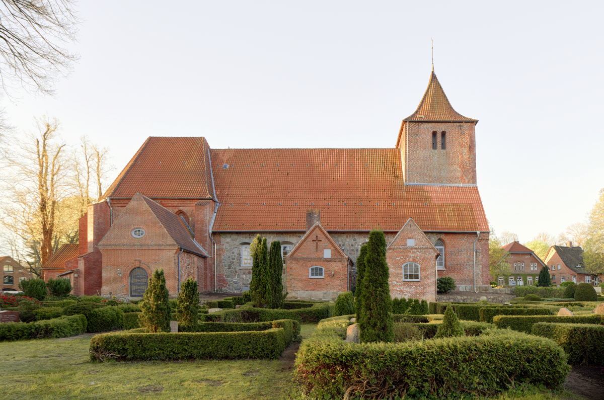 Der Feldsteinbau der St.-Catharinen-Kirche in Westensee stammt aus der ersten Hälfte des 13. Jahrhunderts und wurde später um einen gotischen Chor sowie einen massiven Backsteinturm erweitert