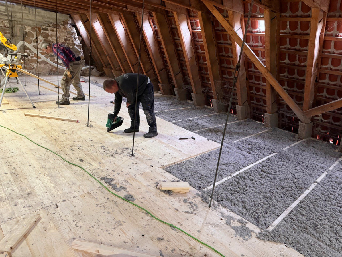 Die schadhafte Dämmung des Dachbodens wurde entfernt und durch nachhaltige Zellulosedämmung ersetzt