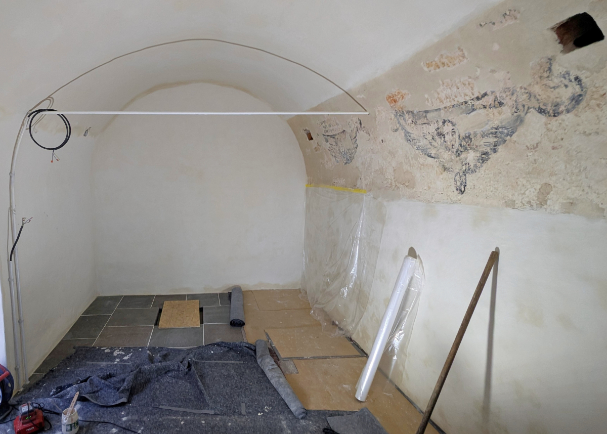 Der historische Engelchenfries der Grabkammer konnte gesichert und behutsam eingefasst werden