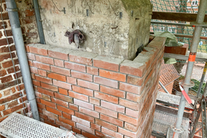  Beim Strebpfeiler wurden Teile der Vorsatzschale bis auf den Stahlbetonkern abgetragen und als hinterlüftete Vormauerschale aufgemauert 