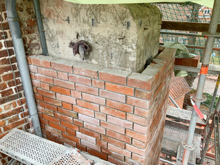 Beim Strebpfeiler wurden Teile der Vorsatzschale bis auf den Stahlbetonkern abgetragen und als hinterlüftete Vormauerschale aufgemauert