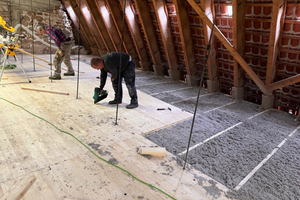  Die schadhafte Dämmung des Dachbodens wurde entfernt und durch nachhaltige Zellulosedämmung ersetzt 