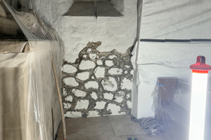  Die Putzmörtelschichten und Mauerwerksfugen wurden tief ausgeräumt und mit gipshaltigen Mörteln wieder aufgebaut 