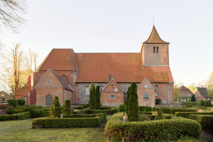  Der Feldsteinbau der St.-Catharinen-Kirche in Westensee stammt aus der ersten Hälfte des 13. Jahrhunderts und wurde später um einen gotischen Chor sowie einen massiven Backsteinturm erweitert 