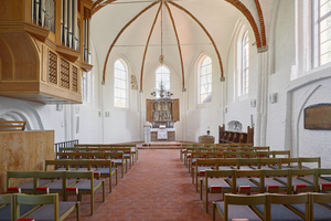  Blick aus dem Langhaus in die gotische Architektur des Altar- und Chorraums 