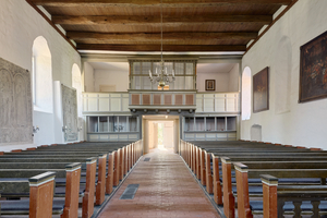  Blick in das Langhaus vom Altar- und Chorraum aus 