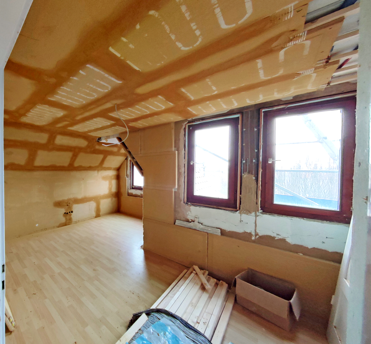 In der Bauphase sind die Deckenheizungsplatten mit aufgedrucktem Verlauf der Heizrohre gut zu erkennen