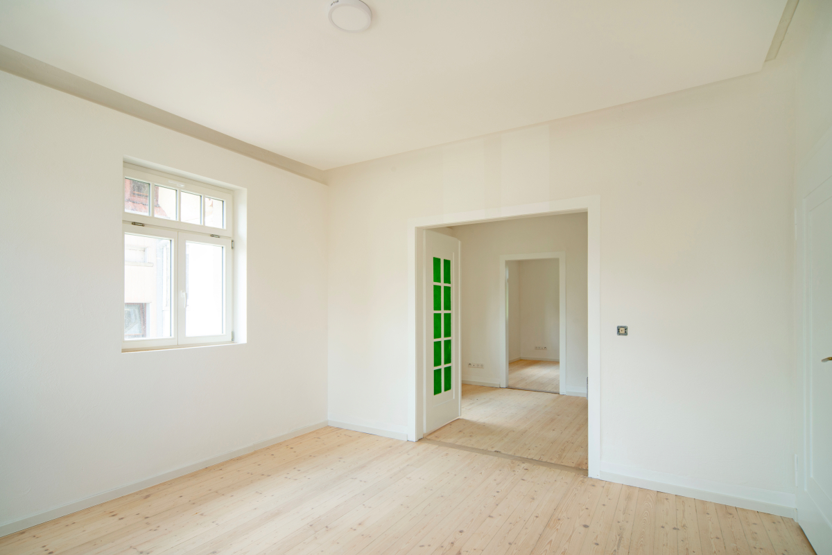 Die Deckensegel mit den ?naturbo therm30? Heiz-/Kühlplatten wurden um 15 cm abgehängt montiert. So konnten die Stuckverzierungen erhalten werden, ohne auf die wohltuende Wirkung der Strahlungswärme verzichten zu müssen