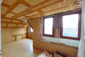  In der Bauphase sind die Deckenheizungsplatten mit aufgedrucktem Verlauf der Heizrohre gut zu erkennen 